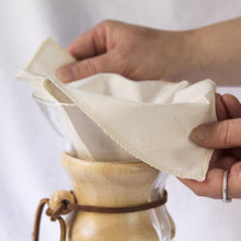 Indlæs billede til gallerivisning Disse genanvendelige kaffefiltre i økologisk bomuld er simple at bruge, og kan bruges til de fleste former for kaffebrygning.
