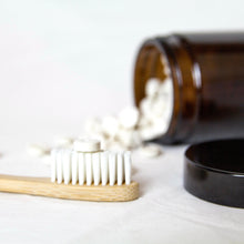 Indlæs billede til gallerivisning Denttabs fremstiller 100% naturlige og veganske tandpastapiller, i Tyskland.   Tandpastapillerne indeholder kun det, der gør at dine tænder bliver rene, har en skøn smag af mint, og kommer både med – og uden fluorid. 
