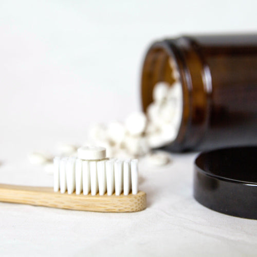 Denttabs fremstiller 100% naturlige og veganske tandpastapiller, i Tyskland.   Tandpastapillerne indeholder kun det, der gør at dine tænder bliver rene, har en skøn smag af mint, og kommer både med – og uden fluorid. 